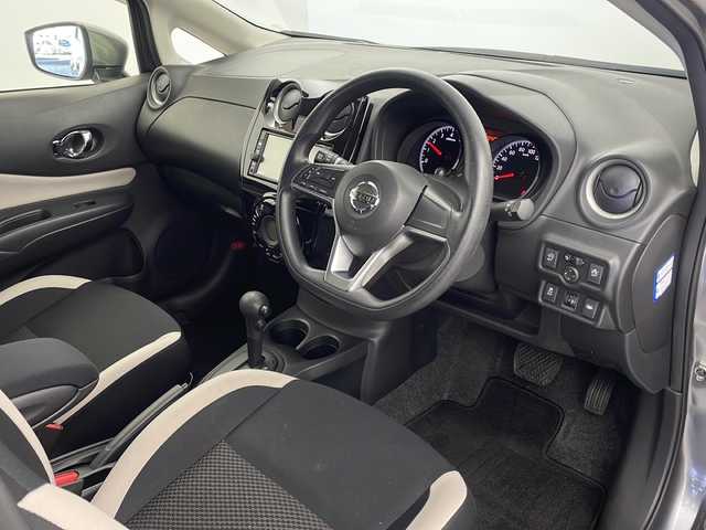 日産 ノート X 栃木県 2017(平29)年 3.1万km ダークメタルグレー 純正ナビ/（BT/CD/DVD/フルセグ/AM/FM)/バックカメラ/衝突軽減システム/車線逸脱抑制機能/横滑り防止/アイドリングストップ/ETC/ドライブレコーダー/電動格納ミラー/社外フロアマット/ステアリングスイッチ/AAC/オートライト/プッシュスタート/スマートキー/スペアキー