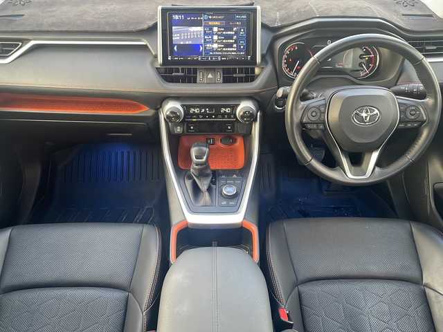 トヨタ ＲＡＶ４ アドベンチャー 長野県 2021(令3)年 5.7万km アティチュードブラックマイカ サンルーフ/アルパインメモリナビ/FM・AM・DVD・CD・フルセグTV/Bluetooth Audio/バックカメラ/スタッドレスタイヤ積み込み（社外アルミホイール）/JAOS Selected by MODELLISTA/バンパープロテクター・サイドプロテクター/前後ドライブレコーダー(Y-210R)/アドベンチャー専用ルーフレール/純正19インチアルミホイール/レーダークルーズコントロール/レーントレーシングアシスト/ブラインドスポットモニター/オートマチックハイビーム/前後コーナーセンサー/デジタルインナーミラー/トヨタセーフティセンス/ダウンヒルコントロール/ロードサインアシスト/ステアリングヒーター/前席シートヒーター/革巻きステアリング/TRDマッドガード/ベンチレーション/電動格納シート/電動パーキング/黒レザーシート/オートホールド/LEDヘッドライト/社外フロアマット/プッシュスタート/電動格納ミラー/ウィンカーミラー/マフラーカッター/オートライト/スマートキー/ドアバイザー/フォグランプ/スペアキー/取扱説明書/保証書/ETC