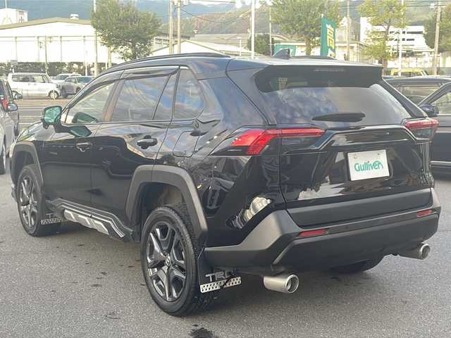 トヨタ ＲＡＶ４ アドベンチャー 長野県 2021(令3)年 5.7万km アティチュードブラックマイカ サンルーフ/アルパインメモリナビ/FM・AM・DVD・CD・フルセグTV/Bluetooth Audio/バックカメラ/スタッドレスタイヤ積み込み（社外アルミホイール）/JAOS Selected by MODELLISTA/バンパープロテクター・サイドプロテクター/前後ドライブレコーダー(Y-210R)/アドベンチャー専用ルーフレール/純正19インチアルミホイール/レーダークルーズコントロール/レーントレーシングアシスト/ブラインドスポットモニター/オートマチックハイビーム/前後コーナーセンサー/デジタルインナーミラー/トヨタセーフティセンス/ダウンヒルコントロール/ロードサインアシスト/ステアリングヒーター/前席シートヒーター/革巻きステアリング/TRDマッドガード/ベンチレーション/電動格納シート/電動パーキング/黒レザーシート/オートホールド/LEDヘッドライト/社外フロアマット/プッシュスタート/電動格納ミラー/ウィンカーミラー/マフラーカッター/オートライト/スマートキー/ドアバイザー/フォグランプ/スペアキー/取扱説明書/保証書/ETC