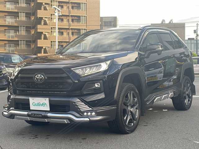 トヨタ ＲＡＶ４ アドベンチャー 長野県 2021(令3)年 5.7万km アティチュードブラックマイカ サンルーフ/アルパインメモリナビ/FM・AM・DVD・CD・フルセグTV/Bluetooth Audio/バックカメラ/スタッドレスタイヤ積み込み（社外アルミホイール）/JAOS Selected by MODELLISTA/バンパープロテクター・サイドプロテクター/前後ドライブレコーダー(Y-210R)/アドベンチャー専用ルーフレール/純正19インチアルミホイール/レーダークルーズコントロール/レーントレーシングアシスト/ブラインドスポットモニター/オートマチックハイビーム/前後コーナーセンサー/デジタルインナーミラー/トヨタセーフティセンス/ダウンヒルコントロール/ロードサインアシスト/ステアリングヒーター/前席シートヒーター/革巻きステアリング/TRDマッドガード/ベンチレーション/電動格納シート/電動パーキング/黒レザーシート/オートホールド/LEDヘッドライト/社外フロアマット/プッシュスタート/電動格納ミラー/ウィンカーミラー/マフラーカッター/オートライト/スマートキー/ドアバイザー/フォグランプ/スペアキー/取扱説明書/保証書/ETC
