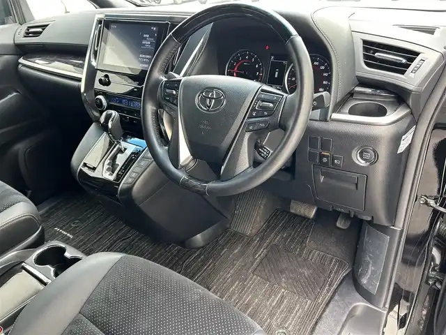 トヨタ アルファード S タイプゴールド 滋賀県 2021(令3)年 3.9万km ブラック ガソリン/2WD(FF)/CVT/モデリスタエアロ/後席モニター/両側パワースライドドア/９インチディスプレイオーディオ/(FM/AM/CD/DVD/フルセグ/Bluetooth)/ETC/前後ドライブレコーダー/バックカメラ/ＴｏｙｏｔａＳａｆｅｔｙＳｅｎｓｅ/・プリクラッシュブレーキアシスト	/・踏み間違い防止アシスト/・レーンキープアシスト	/・レーダークルーズコントロール/・標識検知機能	/電動格納ミラー/電動リアゲート/電動パーキング/ブレーキホールド/革巻きステアリング/ステアリングスイッチ/オートライト/LEDヘッドライト/フロントフォグ/オートマチックハイビーム/フルオートエアコン/プッシュスタート/スマートキー/スペアキー/純正フロアマット