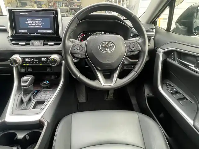 トヨタ ＲＡＶ４ G 島根県 2021(令3)年 5万km アティチュードブラックマイカ ワンオーナー/４WD/社外9インチメモリナビ　/(フルセグTV/DVD再生/Bluetooth　/バックカメラ　/ビルトインETC　/レーダークルーズコントロール　/衝突軽減システム/レーンキープアシスト/パワーバックドア　/前後コーナーセンサー　/オートハイビーム/純正LEDライト/純正フォグランプ/前席シートヒーター/ステアリングヒーター/デュアルエアコン/純正フロアマット/純正18インチアルミホイール