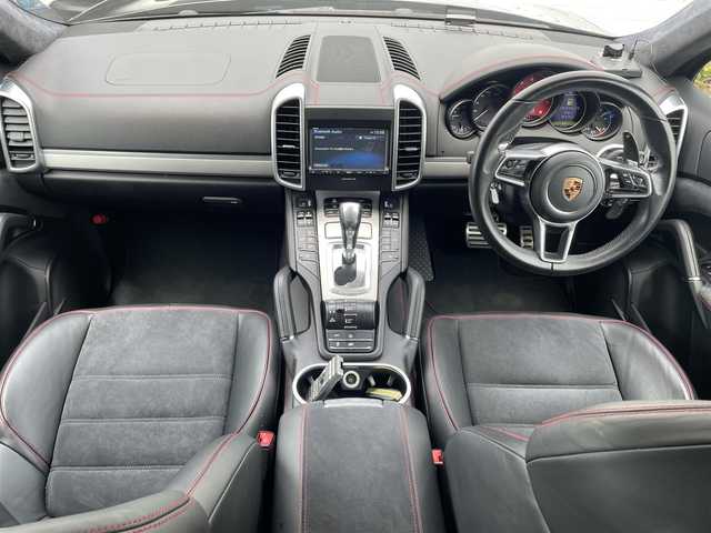 ポルシェ カイエン GTS 静岡県 2016(平28)年 2.8万km 黒 ~パノラマルーフ~/ユーザー買取車両/純正ナビ/　【CD/DVD/BT/地デジフルセグTV】/純正LEDヘッドライト/純正20インチAW/GTSハーフレザーシート/シートヒーター/スポーツエキゾーストシステム/ポルシェアクティブサスペンション/ポルシェヒルコントロール/スポーツプラスモード/ティプトロニックSシフトパドル（カーボンパーツ付き）/クルーズコントロール/バックカメラ/電動パーキングブレーキ/ETC/オートスタート/ストップ機能
