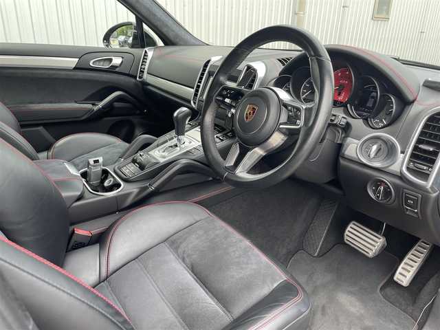 ポルシェ カイエン GTS 静岡県 2016(平28)年 2.8万km 黒 ~パノラマルーフ~/ユーザー買取車両/純正ナビ/　【CD/DVD/BT/地デジフルセグTV】/純正LEDヘッドライト/純正20インチAW/GTSハーフレザーシート/シートヒーター/スポーツエキゾーストシステム/ポルシェアクティブサスペンション/ポルシェヒルコントロール/スポーツプラスモード/ティプトロニックSシフトパドル（カーボンパーツ付き）/クルーズコントロール/バックカメラ/電動パーキングブレーキ/ETC/オートスタート/ストップ機能