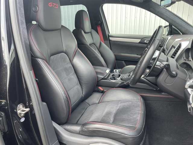 ポルシェ カイエン GTS 静岡県 2016(平28)年 2.8万km 黒 ~パノラマルーフ~/ユーザー買取車両/純正ナビ/　【CD/DVD/BT/地デジフルセグTV】/純正LEDヘッドライト/純正20インチAW/GTSハーフレザーシート/シートヒーター/スポーツエキゾーストシステム/ポルシェアクティブサスペンション/ポルシェヒルコントロール/スポーツプラスモード/ティプトロニックSシフトパドル（カーボンパーツ付き）/クルーズコントロール/バックカメラ/電動パーキングブレーキ/ETC/オートスタート/ストップ機能