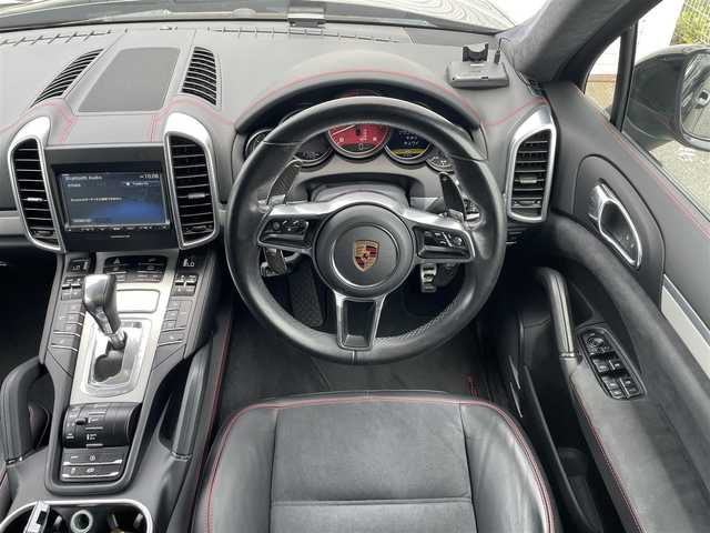 ポルシェ カイエン GTS 静岡県 2016(平28)年 2.8万km 黒 ~パノラマルーフ~/ユーザー買取車両/純正ナビ/　【CD/DVD/BT/地デジフルセグTV】/純正LEDヘッドライト/純正20インチAW/GTSハーフレザーシート/シートヒーター/スポーツエキゾーストシステム/ポルシェアクティブサスペンション/ポルシェヒルコントロール/スポーツプラスモード/ティプトロニックSシフトパドル（カーボンパーツ付き）/クルーズコントロール/バックカメラ/電動パーキングブレーキ/ETC/オートスタート/ストップ機能