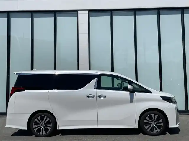 トヨタ アルファード S Cパッケージ 大阪府 2022(令4)年 4.9万km ホワイトパールクリスタルシャイン ツインムーンルーフ/純正９．８インチナビ　/   Bluetooth/USB　/衝突軽減ブレーキ/クリアランスソナー　/バックモニター　/１２．１インチ後席モニター　　/ブラインドスポットモニター 　/デジタルインナーミラー/パワーシート（運転席のみメモリー付き）/両側パワースライドドア/レーダークルーズコントロール/レーンキープアシスト　/エアシートヒーター/ステアリングヒーター　/電動リアゲート　/オートマチックハイビーム/前後ドライブレコーダー/純正18インチアルミホイール/プッシュスタート/スマートキー/ＥＴＣ　/三眼ＬＥＤ