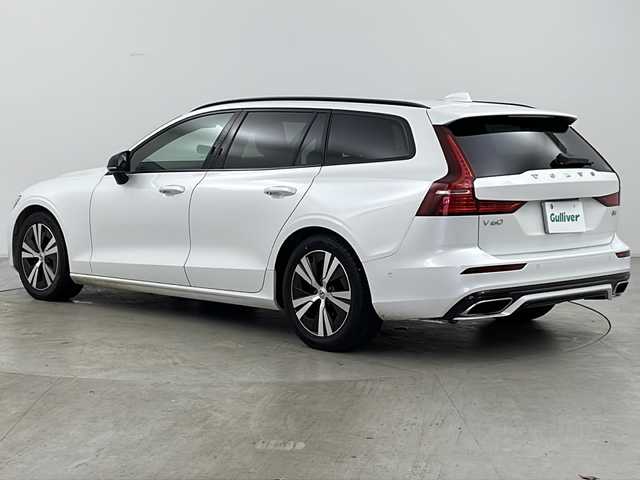 ボルボ Ｖ６０ B5 インスクリプション 道央・札幌 2021(令3)年 2.3万km パール ・ワンオーナー/・純正ナビ&USB&BT&フルセグ/・全方位モニター/・パワーバックドア/・Harman/Kardonサラウンドシステム/・ヘッドアップディスプレイ/・レザーシート/・前席パワーシート/・全席シートヒーター/・置くだけ充電/・社外前後ドライブレコーダー/・コーナーセンサー/・純正17インチAW/・純正AW付スタッドレス積載
