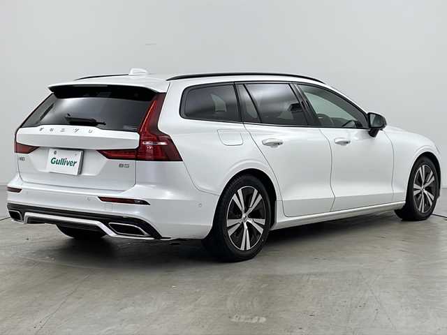 ボルボ Ｖ６０ B5 インスクリプション 道央・札幌 2021(令3)年 2.3万km パール ・ワンオーナー/・純正ナビ&USB&BT&フルセグ/・全方位モニター/・パワーバックドア/・Harman/Kardonサラウンドシステム/・ヘッドアップディスプレイ/・レザーシート/・前席パワーシート/・全席シートヒーター/・置くだけ充電/・社外前後ドライブレコーダー/・コーナーセンサー/・純正17インチAW/・純正AW付スタッドレス積載