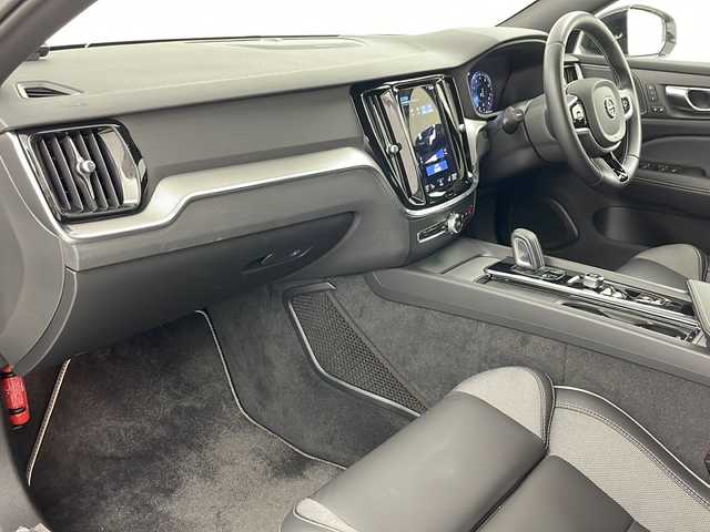 ボルボ Ｖ６０ B5 インスクリプション 道央・札幌 2021(令3)年 2.3万km パール ・ワンオーナー/・純正ナビ&USB&BT&フルセグ/・全方位モニター/・パワーバックドア/・Harman/Kardonサラウンドシステム/・ヘッドアップディスプレイ/・レザーシート/・前席パワーシート/・全席シートヒーター/・置くだけ充電/・社外前後ドライブレコーダー/・コーナーセンサー/・純正17インチAW/・純正AW付スタッドレス積載