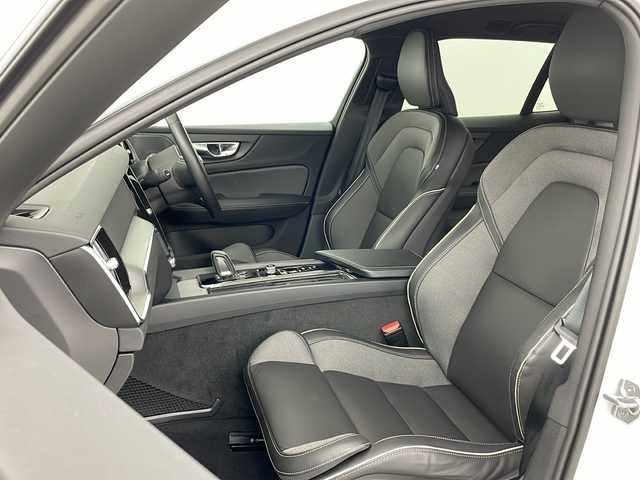 ボルボ Ｖ６０ B5 インスクリプション 道央・札幌 2021(令3)年 2.3万km パール ・ワンオーナー/・純正ナビ&USB&BT&フルセグ/・全方位モニター/・パワーバックドア/・Harman/Kardonサラウンドシステム/・ヘッドアップディスプレイ/・レザーシート/・前席パワーシート/・全席シートヒーター/・置くだけ充電/・社外前後ドライブレコーダー/・コーナーセンサー/・純正17インチAW/・純正AW付スタッドレス積載