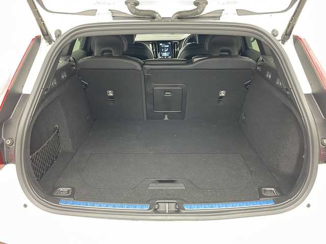 ボルボ Ｖ６０ B5 インスクリプション 道央・札幌 2021(令3)年 2.3万km パール ・ワンオーナー/・純正ナビ&USB&BT&フルセグ/・全方位モニター/・パワーバックドア/・Harman/Kardonサラウンドシステム/・ヘッドアップディスプレイ/・レザーシート/・前席パワーシート/・全席シートヒーター/・置くだけ充電/・社外前後ドライブレコーダー/・コーナーセンサー/・純正17インチAW/・純正AW付スタッドレス積載