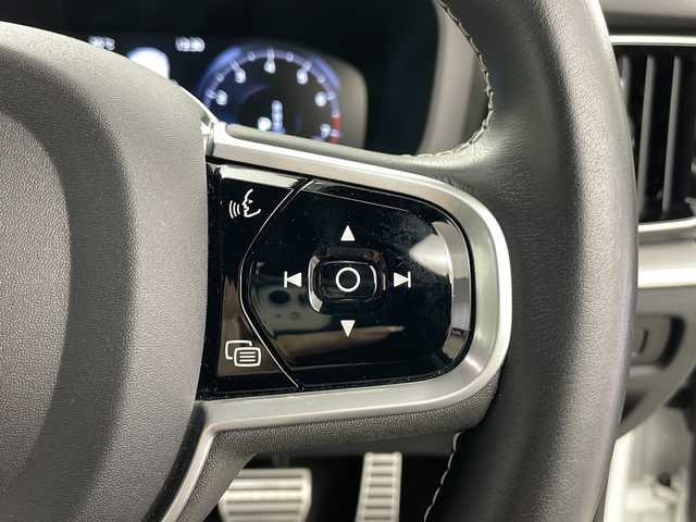 ボルボ Ｖ６０ B5 インスクリプション 道央・札幌 2021(令3)年 2.3万km パール ・ワンオーナー/・純正ナビ&USB&BT&フルセグ/・全方位モニター/・パワーバックドア/・Harman/Kardonサラウンドシステム/・ヘッドアップディスプレイ/・レザーシート/・前席パワーシート/・全席シートヒーター/・置くだけ充電/・社外前後ドライブレコーダー/・コーナーセンサー/・純正17インチAW/・純正AW付スタッドレス積載