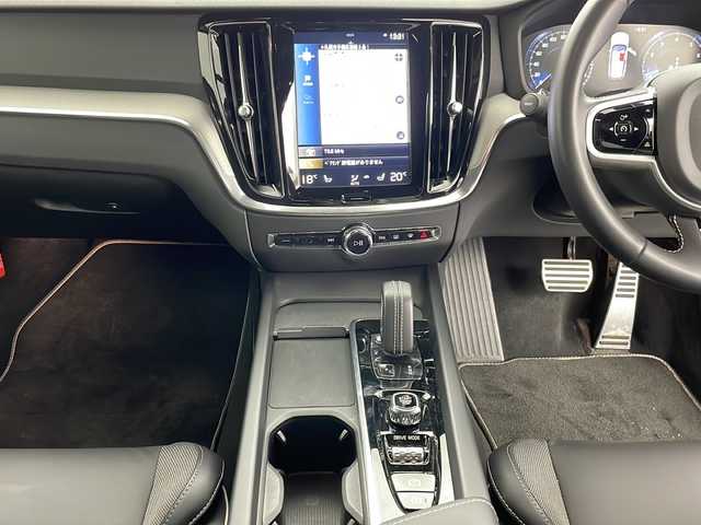 ボルボ Ｖ６０ B5 インスクリプション 道央・札幌 2021(令3)年 2.3万km パール ・ワンオーナー/・純正ナビ&USB&BT&フルセグ/・全方位モニター/・パワーバックドア/・Harman/Kardonサラウンドシステム/・ヘッドアップディスプレイ/・レザーシート/・前席パワーシート/・全席シートヒーター/・置くだけ充電/・社外前後ドライブレコーダー/・コーナーセンサー/・純正17インチAW/・純正AW付スタッドレス積載