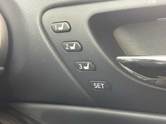 レクサス ＩＳ 300h バージョンL 愛知県 2014(平26)年 9.5万km マーキュリーグレーマイカ 禁煙車/純正7インチナビ/（AM/FM/フルセグTV/Bluetooth/CD/DVD）/バックカメラ/プリクラッシュセーフティ/レーダークルーズコントロール/ETC/ドライブレコーダー/本革シート/前席シートヒーター/前席シートベンチレーション/前席パワーシート/運転席シートメモリー/パドルシフト/リア電動サンシェード/純正18インチアルミホイール/スマートキー/スペアキー/（スマートキー1本/カードキー１枚）/プッシュスタート/LEDヘッドライト/オートライト/フロントフォグランプ/電動格納ミラー/純正フロアマット