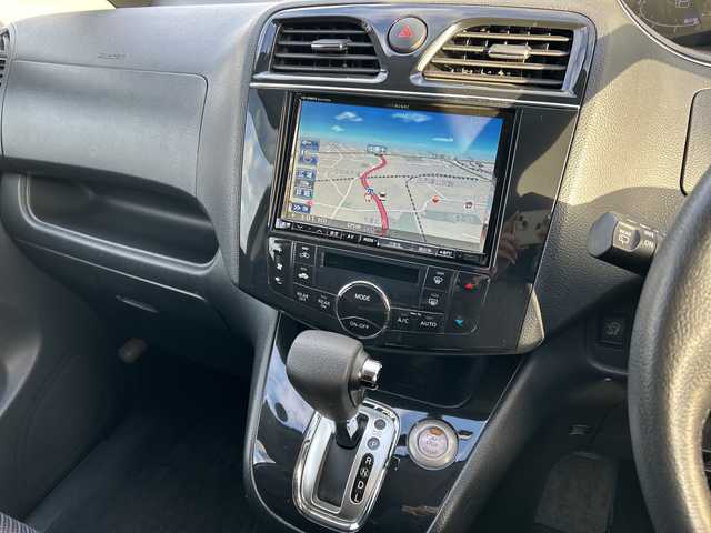 日産 セレナ ハイウェイS G Sハイブリッド 岐阜県 2012(平24)年 8.9万km スーパーブラック 登録時走行距離88896km/後席モニター/社外８インチナビ/フルセグＴＶ/バックカメラ/両側パワースライドドア/クルーズコントロール/純正アルミホイール/純正フロアマット/Ｂｌｕｅｔｏｏｔｈ接続/ＣＤチェンジャー/スマートキー/スペアキー/プッシュスタート/キセノンヘッドライト/オートライト/アイドリングストップ/パワーステアリング/パワーウィンドウ