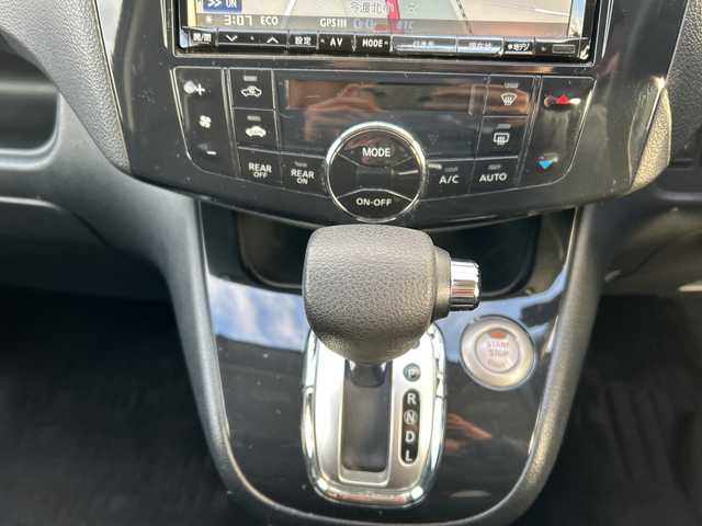 日産 セレナ ハイウェイS G Sハイブリッド 岐阜県 2012(平24)年 8.9万km スーパーブラック 登録時走行距離88896km/後席モニター/社外８インチナビ/フルセグＴＶ/バックカメラ/両側パワースライドドア/クルーズコントロール/純正アルミホイール/純正フロアマット/Ｂｌｕｅｔｏｏｔｈ接続/ＣＤチェンジャー/スマートキー/スペアキー/プッシュスタート/キセノンヘッドライト/オートライト/アイドリングストップ/パワーステアリング/パワーウィンドウ