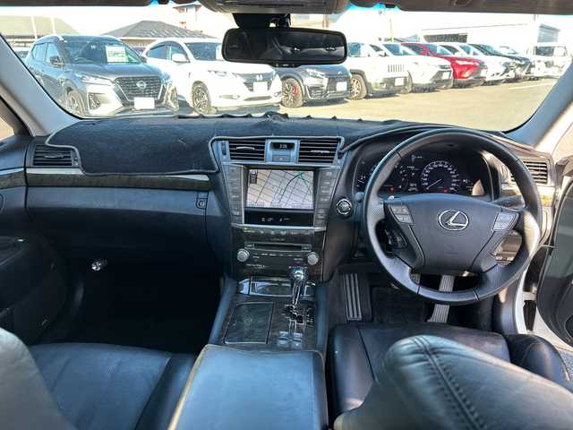 レクサス ＬＳ 460 バージョンSZ 鹿児島県 2009(平21)年 10.6万km ホワイトパールクリスタルシャイン サンルーフ/MTモード付AT/パドルシフト/D+N席パワーシート/クルーズコントロール/バックカメラ/ナビ/フルセグTV/純正フロアマット/レザーシート/純正19インチAW/AFS/横滑り防止装置/オートライト/スマートキー/プッシュスタート