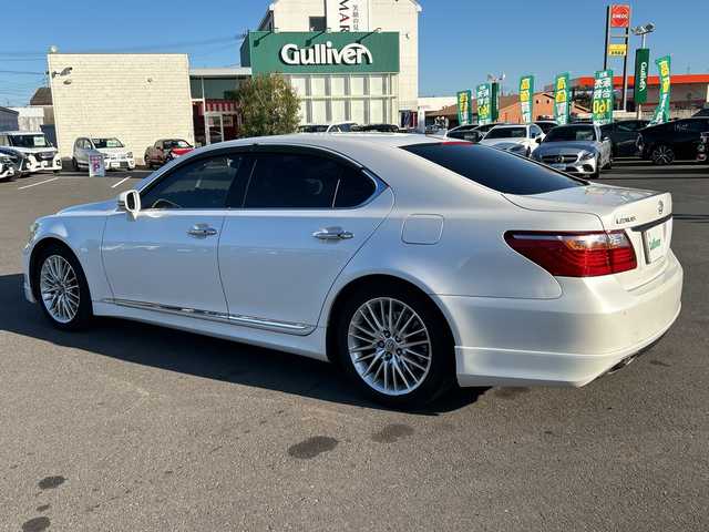 レクサス ＬＳ 460 バージョンSZ 鹿児島県 2009(平21)年 10.6万km ホワイトパールクリスタルシャイン サンルーフ/MTモード付AT/パドルシフト/D+N席パワーシート/クルーズコントロール/バックカメラ/ナビ/フルセグTV/純正フロアマット/レザーシート/純正19インチAW/AFS/横滑り防止装置/オートライト/スマートキー/プッシュスタート