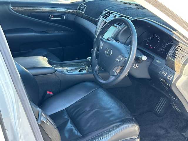 レクサス ＬＳ 460 バージョンSZ 鹿児島県 2009(平21)年 10.6万km ホワイトパールクリスタルシャイン サンルーフ/MTモード付AT/パドルシフト/D+N席パワーシート/クルーズコントロール/バックカメラ/ナビ/フルセグTV/純正フロアマット/レザーシート/純正19インチAW/AFS/横滑り防止装置/オートライト/スマートキー/プッシュスタート