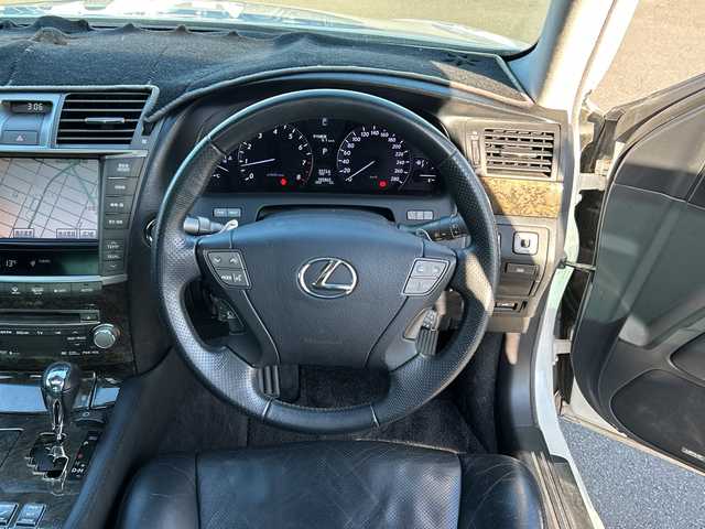 レクサス ＬＳ 460 バージョンSZ 鹿児島県 2009(平21)年 10.6万km ホワイトパールクリスタルシャイン サンルーフ/MTモード付AT/パドルシフト/D+N席パワーシート/クルーズコントロール/バックカメラ/ナビ/フルセグTV/純正フロアマット/レザーシート/純正19インチAW/AFS/横滑り防止装置/オートライト/スマートキー/プッシュスタート