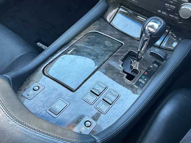 レクサス ＬＳ 460 バージョンSZ 鹿児島県 2009(平21)年 10.6万km ホワイトパールクリスタルシャイン サンルーフ/MTモード付AT/パドルシフト/D+N席パワーシート/クルーズコントロール/バックカメラ/ナビ/フルセグTV/純正フロアマット/レザーシート/純正19インチAW/AFS/横滑り防止装置/オートライト/スマートキー/プッシュスタート