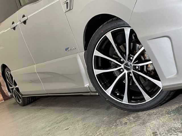 日産 セレナ HWS S HV Vセレ +SeftyⅡ 福島県 2016(平28)年 6.9万km ブリリアントシルバー AIS検査済み/【2502049740】/ローダウンキット（社外）/インパル プレミアムバージョン（社外）/フロントフォグランプ/HIDヘッドライト/オートライト/両側パワスラ/3列シート/スマートキー/後席モニター/Bluetooth接続/フルセグ/ETC(通常）/AAC/コーナーセンサー/盗難防止装置/全方位カメラ/レーンキープアシスト/横滑り防止/衝突被害軽減ブレーキ/アイドリングストップ/18AW ホットスタッフ　ラフィットLE07（ブラックポリッシュ）（社外）/グリップマックス シュアグリップ PRO SRORT（社外）/社外パーツ取付有