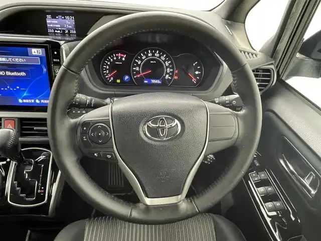 トヨタ ヴォクシー ZS 煌 熊本県 2018(平30)年 8万km ブラック 禁煙車　/社外ナビEX11Z（ＣＤ・ＤＶＤ・フルセグ・ＢＴ・ＳＤ・ＵＳＢ）/アルパインフリップダウンモニター　/バックカメラ　/ビルトインＥＴＣ　/両側パワースライドドア　/衝突軽減ブレーキ　/レーンキープアシスト/横滑り防止/アイドリングストップ/純正フロアマット/純正１６インチAW/オートライト/オートマチックハイビーム/LEDヘッドライト/フォグライト/スマートキー/プッシュスタート/スペアキー1本/保証書