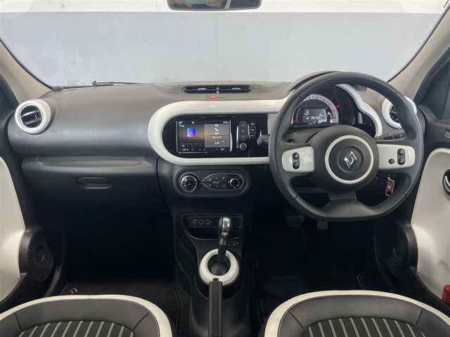 ルノー トゥインゴ インテンス 静岡県 2022(令4)年 2.1万km BLANC NACRE EDC/純正ディスプレイオーディオ/AppleCarPlay/androidauto/Bluetooth/USB/AM/FM/AUX/バックカメラ/レーンキープアシスト/クルーズコントロール/リアコーナーセンサー/ストップ＆ゴー/半革シート/シートヒーター/純正16インチAW/VELVA製ホイールタイヤ車載/ETC