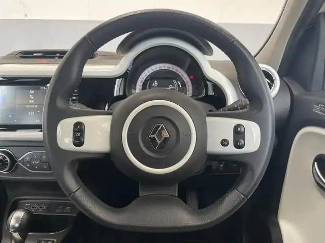 ルノー トゥインゴ インテンス 静岡県 2022(令4)年 2.1万km BLANC NACRE EDC/純正ディスプレイオーディオ/AppleCarPlay/androidauto/Bluetooth/USB/AM/FM/AUX/バックカメラ/レーンキープアシスト/クルーズコントロール/リアコーナーセンサー/ストップ＆ゴー/半革シート/シートヒーター/純正16インチAW/VELVA製ホイールタイヤ車載/ETC