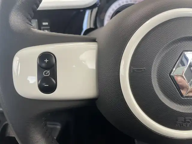 ルノー トゥインゴ インテンス 静岡県 2022(令4)年 2.1万km BLANC NACRE EDC/純正ディスプレイオーディオ/AppleCarPlay/androidauto/Bluetooth/USB/AM/FM/AUX/バックカメラ/レーンキープアシスト/クルーズコントロール/リアコーナーセンサー/ストップ＆ゴー/半革シート/シートヒーター/純正16インチAW/VELVA製ホイールタイヤ車載/ETC