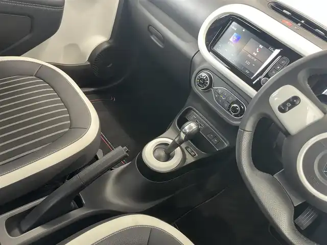 ルノー トゥインゴ インテンス 静岡県 2022(令4)年 2.1万km BLANC NACRE EDC/純正ディスプレイオーディオ/AppleCarPlay/androidauto/Bluetooth/USB/AM/FM/AUX/バックカメラ/レーンキープアシスト/クルーズコントロール/リアコーナーセンサー/ストップ＆ゴー/半革シート/シートヒーター/純正16インチAW/VELVA製ホイールタイヤ車載/ETC