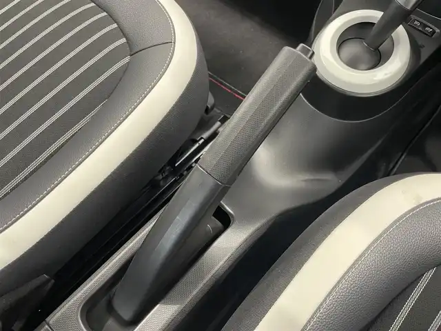 ルノー トゥインゴ インテンス 静岡県 2022(令4)年 2.1万km BLANC NACRE EDC/純正ディスプレイオーディオ/AppleCarPlay/androidauto/Bluetooth/USB/AM/FM/AUX/バックカメラ/レーンキープアシスト/クルーズコントロール/リアコーナーセンサー/ストップ＆ゴー/半革シート/シートヒーター/純正16インチAW/VELVA製ホイールタイヤ車載/ETC
