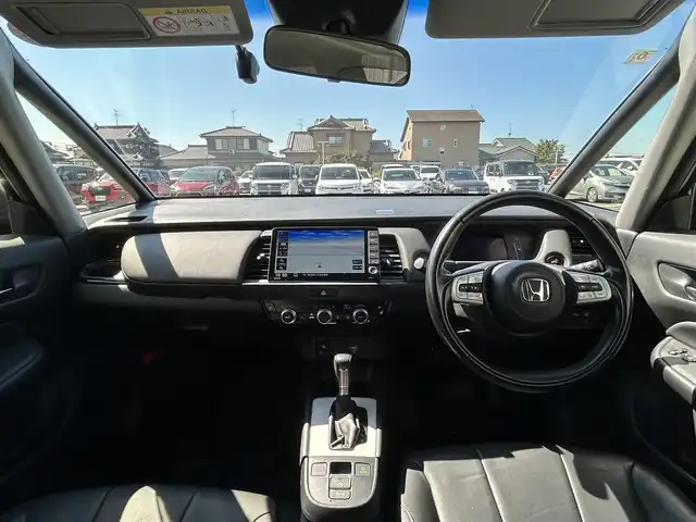 ホンダ フィット e:HEVリュクス 熊本県 2020(令2)年 11.3万km プラチナホワイトパール 純正ナビ/・AM/FM/CD/DVD/SD/AUX/iPod/USB/BT/・フルセグTV/バックカメラ/ホンダセンシング/・路外逸脱抑制機能/・踏み間違い衝突軽減システム/・衝突軽減ブレーキ/・パーキングセンサーシステム/・オートマチックハイビーム/・アダプティブクルーズコントロール/前後コーナーセンサー/革巻きステアリング/・ステアリングリモコン/レザーシート/・D/N席シートヒーター/オートライト/・LEDライト/・フォグランプ/電動格納ミラー/・ウィンカーミラー/純正ドライブレコーダー（前後）/ビルトインETC/電動サイドブレーキ/・ホールドボタン/トノカバー/純正フロアマット/純正アルミホイール/スマートキー/・スペアキー