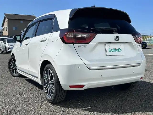 ホンダ フィット e:HEVリュクス 熊本県 2020(令2)年 11.3万km プラチナホワイトパール 純正ナビ/・AM/FM/CD/DVD/SD/AUX/iPod/USB/BT/・フルセグTV/バックカメラ/ホンダセンシング/・路外逸脱抑制機能/・踏み間違い衝突軽減システム/・衝突軽減ブレーキ/・パーキングセンサーシステム/・オートマチックハイビーム/・アダプティブクルーズコントロール/前後コーナーセンサー/革巻きステアリング/・ステアリングリモコン/レザーシート/・D/N席シートヒーター/オートライト/・LEDライト/・フォグランプ/電動格納ミラー/・ウィンカーミラー/純正ドライブレコーダー（前後）/ビルトインETC/電動サイドブレーキ/・ホールドボタン/トノカバー/純正フロアマット/純正アルミホイール/スマートキー/・スペアキー