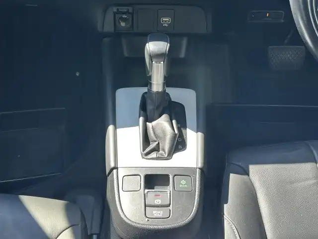 ホンダ フィット e:HEVリュクス 熊本県 2020(令2)年 11.3万km プラチナホワイトパール 純正ナビ/・AM/FM/CD/DVD/SD/AUX/iPod/USB/BT/・フルセグTV/バックカメラ/ホンダセンシング/・路外逸脱抑制機能/・踏み間違い衝突軽減システム/・衝突軽減ブレーキ/・パーキングセンサーシステム/・オートマチックハイビーム/・アダプティブクルーズコントロール/前後コーナーセンサー/革巻きステアリング/・ステアリングリモコン/レザーシート/・D/N席シートヒーター/オートライト/・LEDライト/・フォグランプ/電動格納ミラー/・ウィンカーミラー/純正ドライブレコーダー（前後）/ビルトインETC/電動サイドブレーキ/・ホールドボタン/トノカバー/純正フロアマット/純正アルミホイール/スマートキー/・スペアキー