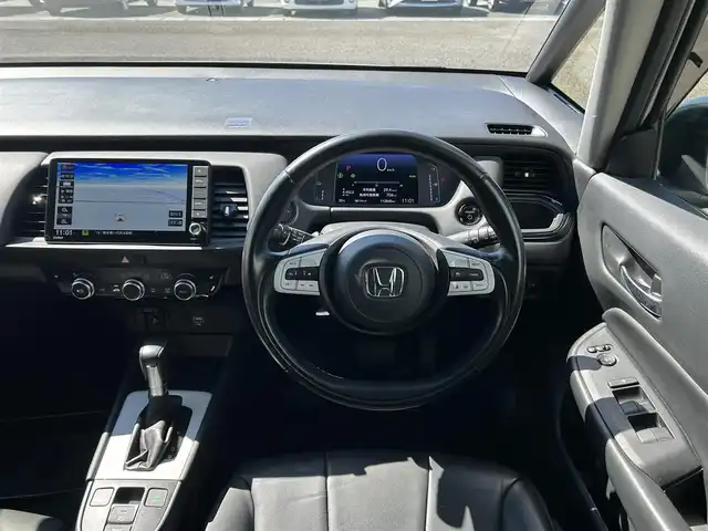 ホンダ フィット e:HEVリュクス 熊本県 2020(令2)年 11.3万km プラチナホワイトパール 純正ナビ/・AM/FM/CD/DVD/SD/AUX/iPod/USB/BT/・フルセグTV/バックカメラ/ホンダセンシング/・路外逸脱抑制機能/・踏み間違い衝突軽減システム/・衝突軽減ブレーキ/・パーキングセンサーシステム/・オートマチックハイビーム/・アダプティブクルーズコントロール/前後コーナーセンサー/革巻きステアリング/・ステアリングリモコン/レザーシート/・D/N席シートヒーター/オートライト/・LEDライト/・フォグランプ/電動格納ミラー/・ウィンカーミラー/純正ドライブレコーダー（前後）/ビルトインETC/電動サイドブレーキ/・ホールドボタン/トノカバー/純正フロアマット/純正アルミホイール/スマートキー/・スペアキー