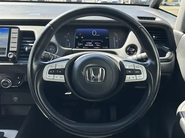 ホンダ フィット e:HEVリュクス 熊本県 2020(令2)年 11.3万km プラチナホワイトパール 純正ナビ/・AM/FM/CD/DVD/SD/AUX/iPod/USB/BT/・フルセグTV/バックカメラ/ホンダセンシング/・路外逸脱抑制機能/・踏み間違い衝突軽減システム/・衝突軽減ブレーキ/・パーキングセンサーシステム/・オートマチックハイビーム/・アダプティブクルーズコントロール/前後コーナーセンサー/革巻きステアリング/・ステアリングリモコン/レザーシート/・D/N席シートヒーター/オートライト/・LEDライト/・フォグランプ/電動格納ミラー/・ウィンカーミラー/純正ドライブレコーダー（前後）/ビルトインETC/電動サイドブレーキ/・ホールドボタン/トノカバー/純正フロアマット/純正アルミホイール/スマートキー/・スペアキー