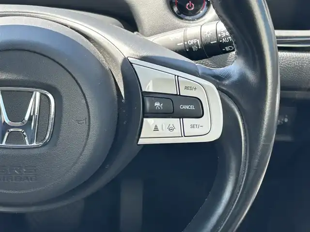 ホンダ フィット e:HEVリュクス 熊本県 2020(令2)年 11.3万km プラチナホワイトパール 純正ナビ/・AM/FM/CD/DVD/SD/AUX/iPod/USB/BT/・フルセグTV/バックカメラ/ホンダセンシング/・路外逸脱抑制機能/・踏み間違い衝突軽減システム/・衝突軽減ブレーキ/・パーキングセンサーシステム/・オートマチックハイビーム/・アダプティブクルーズコントロール/前後コーナーセンサー/革巻きステアリング/・ステアリングリモコン/レザーシート/・D/N席シートヒーター/オートライト/・LEDライト/・フォグランプ/電動格納ミラー/・ウィンカーミラー/純正ドライブレコーダー（前後）/ビルトインETC/電動サイドブレーキ/・ホールドボタン/トノカバー/純正フロアマット/純正アルミホイール/スマートキー/・スペアキー