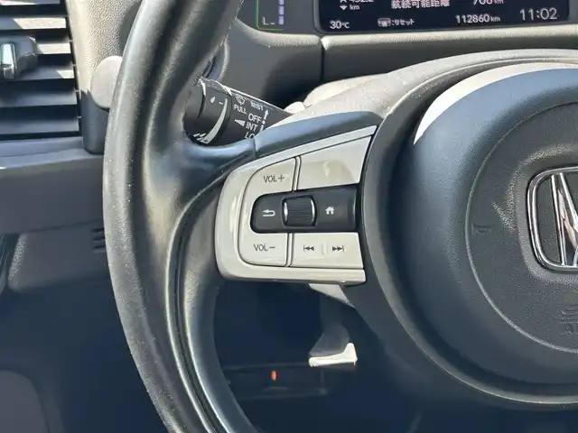 ホンダ フィット e:HEVリュクス 熊本県 2020(令2)年 11.3万km プラチナホワイトパール 純正ナビ/・AM/FM/CD/DVD/SD/AUX/iPod/USB/BT/・フルセグTV/バックカメラ/ホンダセンシング/・路外逸脱抑制機能/・踏み間違い衝突軽減システム/・衝突軽減ブレーキ/・パーキングセンサーシステム/・オートマチックハイビーム/・アダプティブクルーズコントロール/前後コーナーセンサー/革巻きステアリング/・ステアリングリモコン/レザーシート/・D/N席シートヒーター/オートライト/・LEDライト/・フォグランプ/電動格納ミラー/・ウィンカーミラー/純正ドライブレコーダー（前後）/ビルトインETC/電動サイドブレーキ/・ホールドボタン/トノカバー/純正フロアマット/純正アルミホイール/スマートキー/・スペアキー