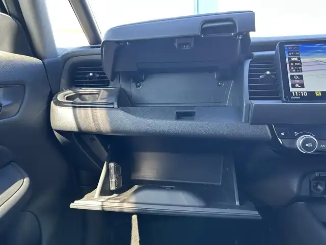 ホンダ フィット e:HEVリュクス 熊本県 2020(令2)年 11.3万km プラチナホワイトパール 純正ナビ/・AM/FM/CD/DVD/SD/AUX/iPod/USB/BT/・フルセグTV/バックカメラ/ホンダセンシング/・路外逸脱抑制機能/・踏み間違い衝突軽減システム/・衝突軽減ブレーキ/・パーキングセンサーシステム/・オートマチックハイビーム/・アダプティブクルーズコントロール/前後コーナーセンサー/革巻きステアリング/・ステアリングリモコン/レザーシート/・D/N席シートヒーター/オートライト/・LEDライト/・フォグランプ/電動格納ミラー/・ウィンカーミラー/純正ドライブレコーダー（前後）/ビルトインETC/電動サイドブレーキ/・ホールドボタン/トノカバー/純正フロアマット/純正アルミホイール/スマートキー/・スペアキー