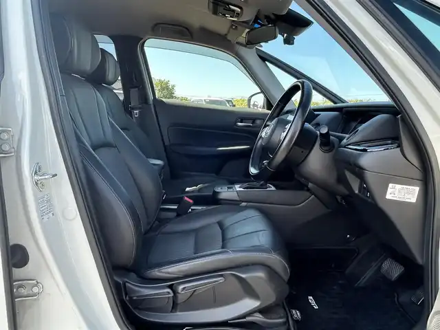 ホンダ フィット e:HEVリュクス 熊本県 2020(令2)年 11.3万km プラチナホワイトパール 純正ナビ/・AM/FM/CD/DVD/SD/AUX/iPod/USB/BT/・フルセグTV/バックカメラ/ホンダセンシング/・路外逸脱抑制機能/・踏み間違い衝突軽減システム/・衝突軽減ブレーキ/・パーキングセンサーシステム/・オートマチックハイビーム/・アダプティブクルーズコントロール/前後コーナーセンサー/革巻きステアリング/・ステアリングリモコン/レザーシート/・D/N席シートヒーター/オートライト/・LEDライト/・フォグランプ/電動格納ミラー/・ウィンカーミラー/純正ドライブレコーダー（前後）/ビルトインETC/電動サイドブレーキ/・ホールドボタン/トノカバー/純正フロアマット/純正アルミホイール/スマートキー/・スペアキー