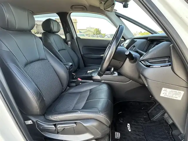 ホンダ フィット e:HEVリュクス 熊本県 2020(令2)年 11.3万km プラチナホワイトパール 純正ナビ/・AM/FM/CD/DVD/SD/AUX/iPod/USB/BT/・フルセグTV/バックカメラ/ホンダセンシング/・路外逸脱抑制機能/・踏み間違い衝突軽減システム/・衝突軽減ブレーキ/・パーキングセンサーシステム/・オートマチックハイビーム/・アダプティブクルーズコントロール/前後コーナーセンサー/革巻きステアリング/・ステアリングリモコン/レザーシート/・D/N席シートヒーター/オートライト/・LEDライト/・フォグランプ/電動格納ミラー/・ウィンカーミラー/純正ドライブレコーダー（前後）/ビルトインETC/電動サイドブレーキ/・ホールドボタン/トノカバー/純正フロアマット/純正アルミホイール/スマートキー/・スペアキー