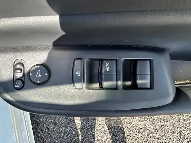 ホンダ フィット e:HEVリュクス 熊本県 2020(令2)年 11.3万km プラチナホワイトパール 純正ナビ/・AM/FM/CD/DVD/SD/AUX/iPod/USB/BT/・フルセグTV/バックカメラ/ホンダセンシング/・路外逸脱抑制機能/・踏み間違い衝突軽減システム/・衝突軽減ブレーキ/・パーキングセンサーシステム/・オートマチックハイビーム/・アダプティブクルーズコントロール/前後コーナーセンサー/革巻きステアリング/・ステアリングリモコン/レザーシート/・D/N席シートヒーター/オートライト/・LEDライト/・フォグランプ/電動格納ミラー/・ウィンカーミラー/純正ドライブレコーダー（前後）/ビルトインETC/電動サイドブレーキ/・ホールドボタン/トノカバー/純正フロアマット/純正アルミホイール/スマートキー/・スペアキー