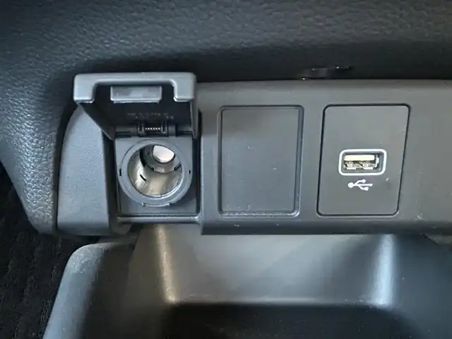 ホンダ フィット e:HEVリュクス 熊本県 2020(令2)年 11.3万km プラチナホワイトパール 純正ナビ/・AM/FM/CD/DVD/SD/AUX/iPod/USB/BT/・フルセグTV/バックカメラ/ホンダセンシング/・路外逸脱抑制機能/・踏み間違い衝突軽減システム/・衝突軽減ブレーキ/・パーキングセンサーシステム/・オートマチックハイビーム/・アダプティブクルーズコントロール/前後コーナーセンサー/革巻きステアリング/・ステアリングリモコン/レザーシート/・D/N席シートヒーター/オートライト/・LEDライト/・フォグランプ/電動格納ミラー/・ウィンカーミラー/純正ドライブレコーダー（前後）/ビルトインETC/電動サイドブレーキ/・ホールドボタン/トノカバー/純正フロアマット/純正アルミホイール/スマートキー/・スペアキー