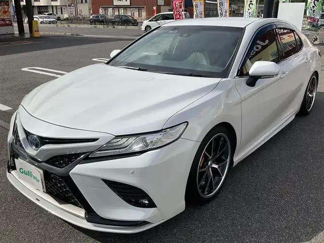 トヨタ カムリ WS 滋賀県 2018(平30)年 7.9万km プラチナホワイトパールマイカ 車検令和9年3月まで/WEDSマーベリック19インチアルミホイール/フルタップ車高調(BLITZ ZZ-R)/エイムゲイン純VIP SPORTフロントアンダースポイラー/社外テールランプ/純正LEDヘッドライト/・純正LEDフォグランプ/ハーフレザーシート/・運転席パワーシート/８インチ純正ナビゲーション/・フルセグTV/・CD/DVD/・Bluetooth/・USBコネクター/バックカメラ/ビルトインETC/ステアリングリモコン/・オーディオ操作/・クルーズコントロール/クリアランスソナー/スペアキー/取扱説明書