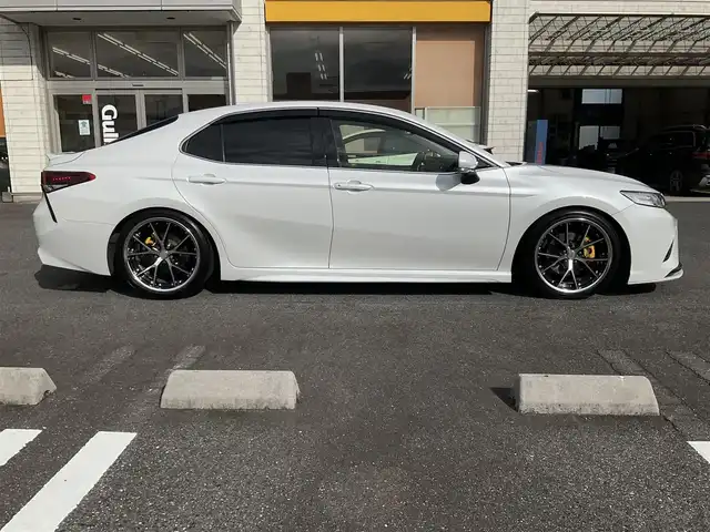 トヨタ カムリ WS 滋賀県 2018(平30)年 7.9万km プラチナホワイトパールマイカ 車検令和9年3月まで/WEDSマーベリック19インチアルミホイール/フルタップ車高調(BLITZ ZZ-R)/エイムゲイン純VIP SPORTフロントアンダースポイラー/社外テールランプ/純正LEDヘッドライト/・純正LEDフォグランプ/ハーフレザーシート/・運転席パワーシート/８インチ純正ナビゲーション/・フルセグTV/・CD/DVD/・Bluetooth/・USBコネクター/バックカメラ/ビルトインETC/ステアリングリモコン/・オーディオ操作/・クルーズコントロール/クリアランスソナー/スペアキー/取扱説明書