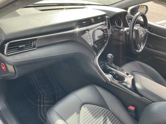 トヨタ カムリ WS 滋賀県 2018(平30)年 7.9万km プラチナホワイトパールマイカ 車検令和9年3月まで/WEDSマーベリック19インチアルミホイール/フルタップ車高調(BLITZ ZZ-R)/エイムゲイン純VIP SPORTフロントアンダースポイラー/社外テールランプ/純正LEDヘッドライト/・純正LEDフォグランプ/ハーフレザーシート/・運転席パワーシート/８インチ純正ナビゲーション/・フルセグTV/・CD/DVD/・Bluetooth/・USBコネクター/バックカメラ/ビルトインETC/ステアリングリモコン/・オーディオ操作/・クルーズコントロール/クリアランスソナー/スペアキー/取扱説明書