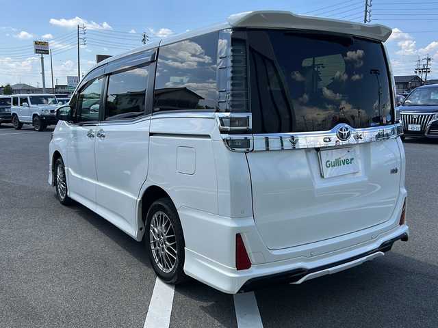 トヨタ ヴォクシー ハイブリッド ZS 煌Ⅲ 岐阜県 2020(令2)年 12.3万km ホワイトパールクリスタルシャイン 登録時走行距離122721km/純正９型ナビ/Blue tooth/CD/DVD/SDミュージックサーバー可/フルセグテレビ/両側電動パワースライドドア　/フルエアロ/トヨタセーフティーセンス/ＬＥＤヘッドライト/オートマチックハイビーム/コーナーセンサー前後/レーンキープアシスト/ドライブレコーダー前方/ハーフレザーシート/3列シート/シートヒーター前席/純正フロアマット/スマートキー/スペアキー1本/ビルトインＥＴＣ/純正16アルミホイール/プッシュスタート/ドアバイザー/ウインカーミラー/背面テーブル