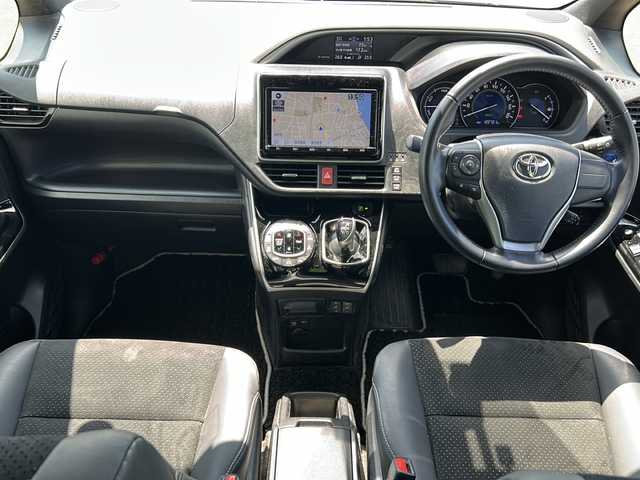 トヨタ ヴォクシー ハイブリッド ZS 煌Ⅲ 岐阜県 2020(令2)年 12.3万km ホワイトパールクリスタルシャイン 登録時走行距離122721km/純正９型ナビ/Blue tooth/CD/DVD/SDミュージックサーバー可/フルセグテレビ/両側電動パワースライドドア　/フルエアロ/トヨタセーフティーセンス/ＬＥＤヘッドライト/オートマチックハイビーム/コーナーセンサー前後/レーンキープアシスト/ドライブレコーダー前方/ハーフレザーシート/3列シート/シートヒーター前席/純正フロアマット/スマートキー/スペアキー1本/ビルトインＥＴＣ/純正16アルミホイール/プッシュスタート/ドアバイザー/ウインカーミラー/背面テーブル